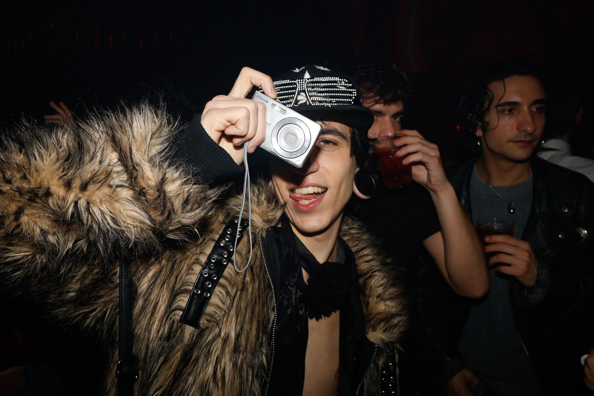 PAP MAGAZINE x VIPERRR — MFW AW25 애프터파티의 뜨거운 순간들 — Look 6